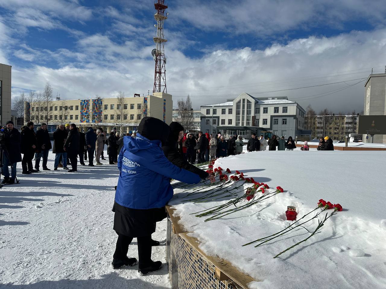 Неравнодушные сургутяне возложили цветы на площади Советов в память о  жертвах теракта в «Крокус Сити Холл»