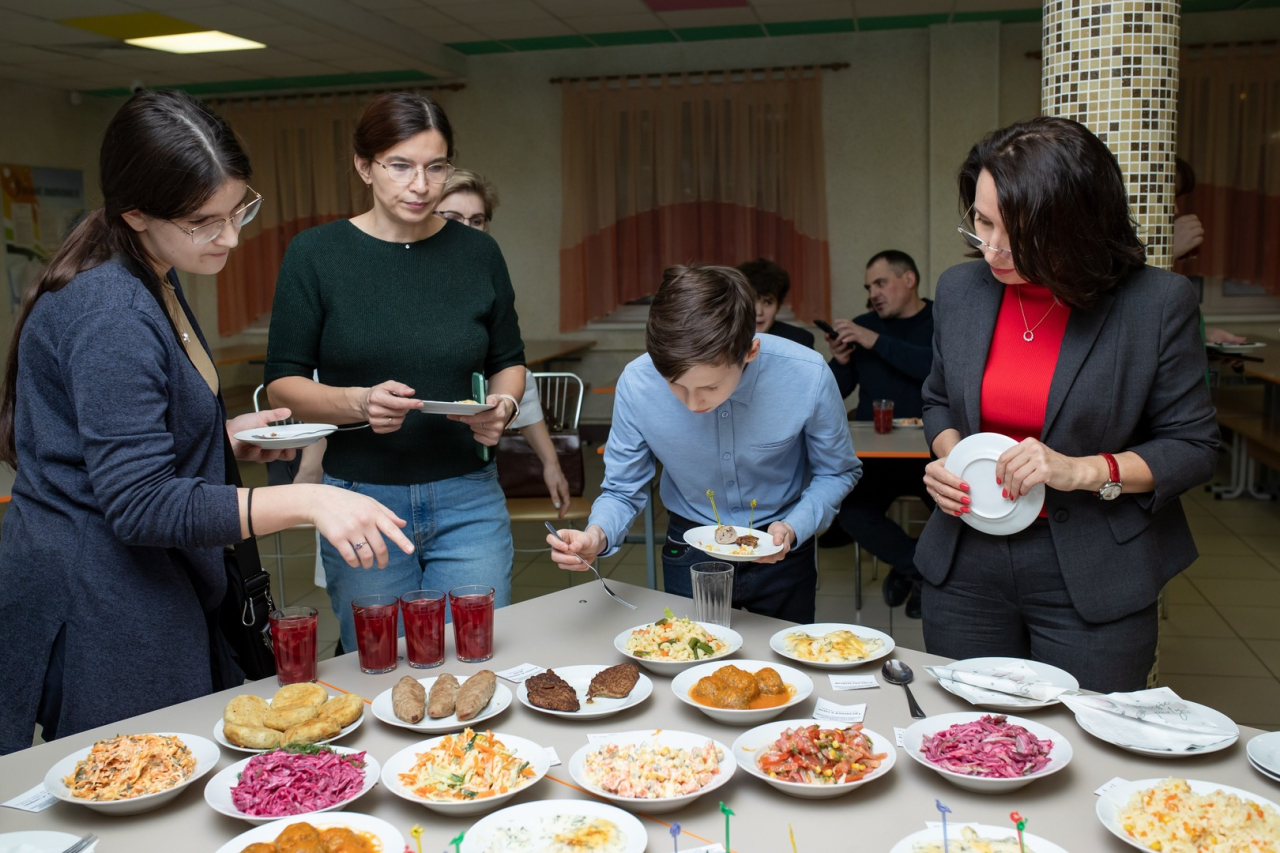 Общественники попробовали новинки весеннего меню для школ Сургута